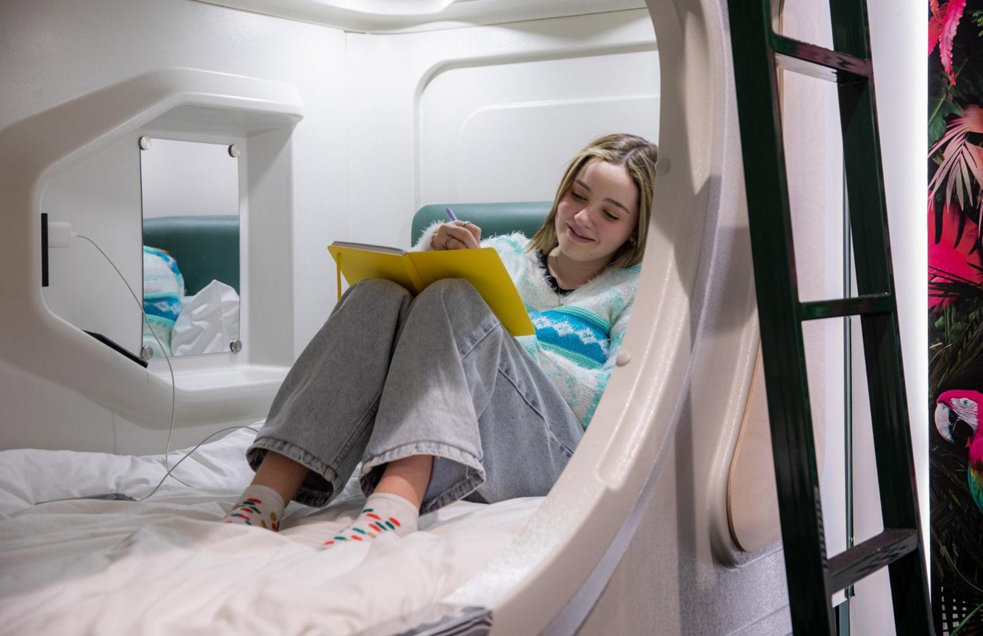 Private Single Pod 8 Share Room
