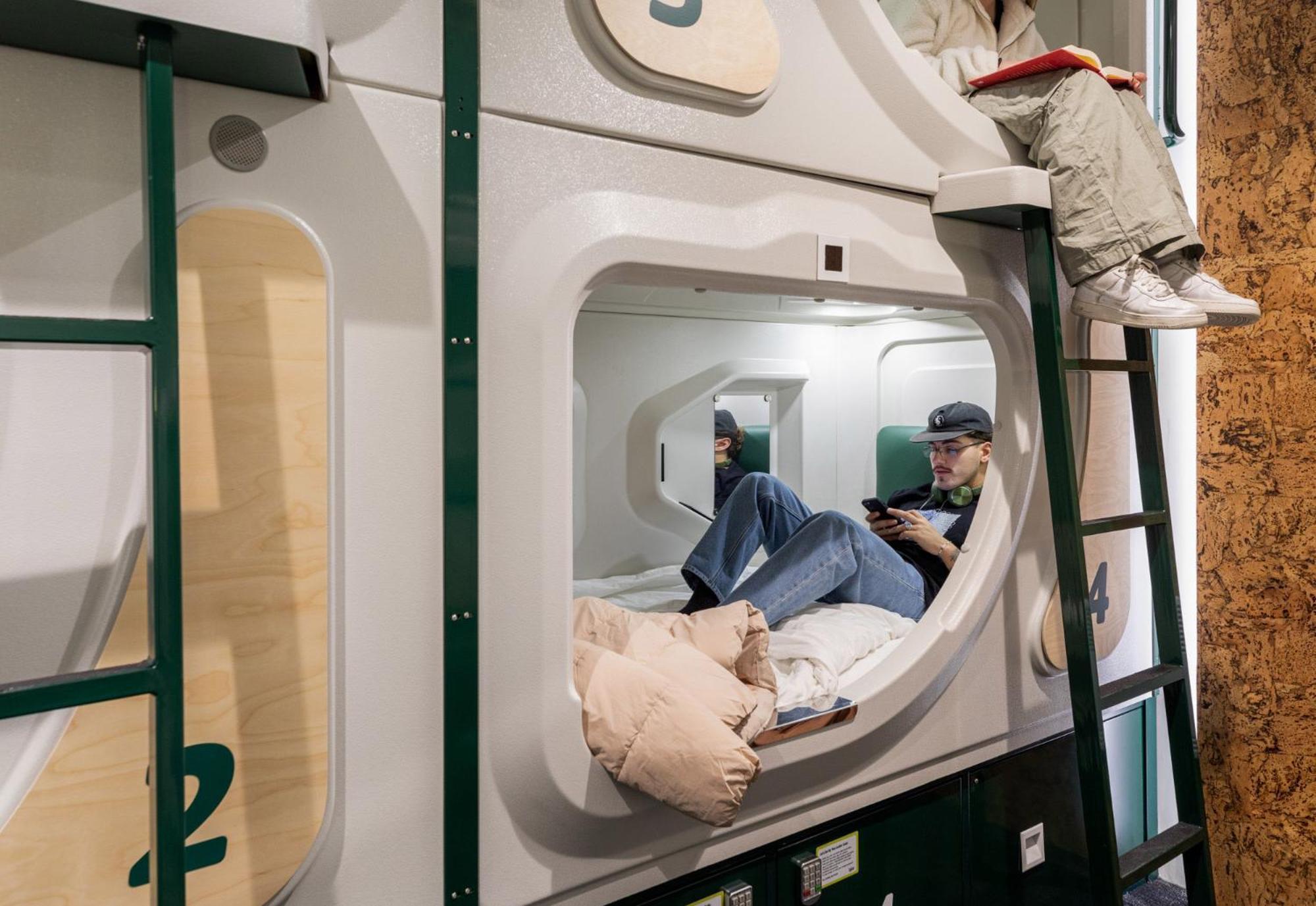 Private Single Pod 8 Share Room