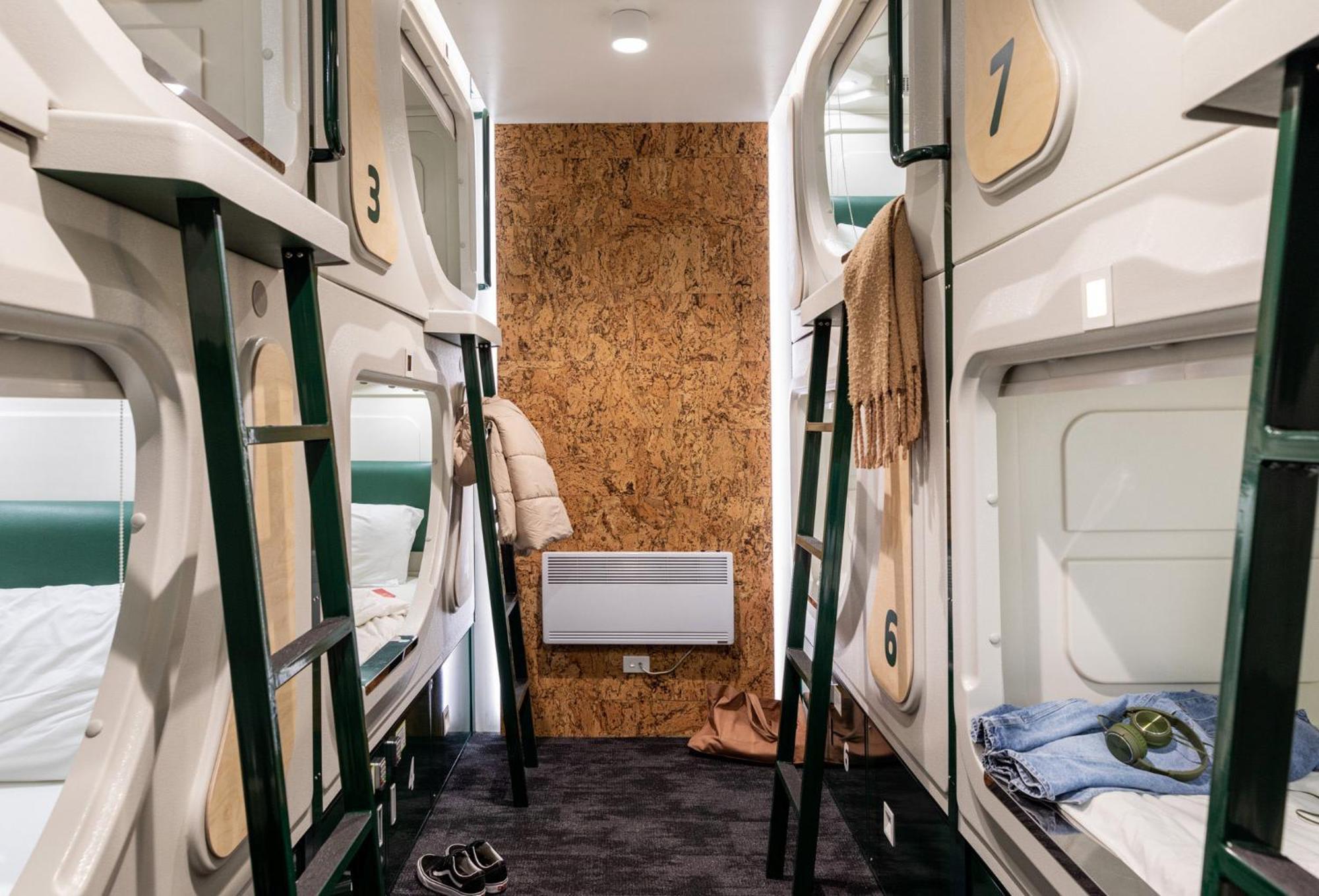 Private Single Pod 8 Share Room