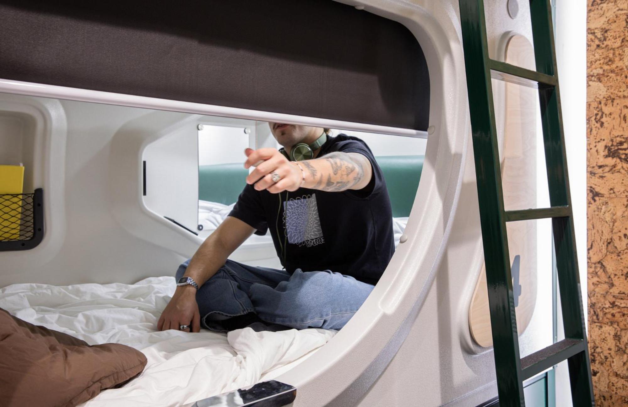 Private Single Pod 8 Share Room